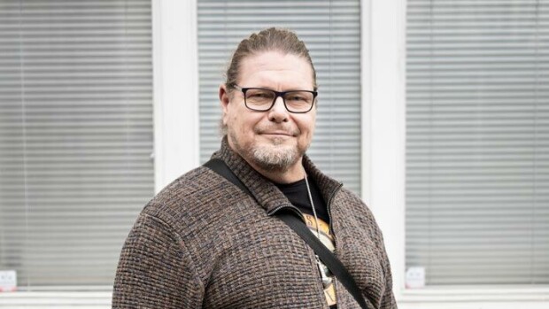 Elehti uhkaavasti ja vaati naisasiakkaan puhelinta! Baarissa sekoilleesta Henry Saaresta tehtiin rikosilmoitus Henry Saari