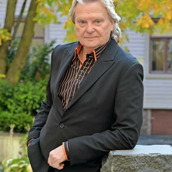 Pepe juhlii 60-vuotista taiteilijajuhlaansa ja 75-vuotissyntymäpäiväänsä konserttisalikiertueella ympäri Suomen. Juhlan kunniaksi ilmestyi myös elämäkertakirja. Pepe juhlii 60-vuotista taiteilijajuhlaansa ja 75-vuotissyntymäpäiväänsä konserttisalikiertueella ympäri Suomen. Juhlan kunniaksi ilmestyi myös elämäkertakirja.