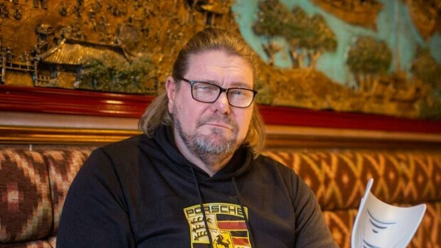Poliisit paikalle! Nainen pelkäsi uhkaavasti käyttäytynyttä Henry Saarta helsinkiläisessä baarissa Henry Saari