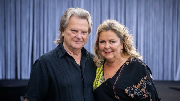 Pauliina-vaimo syöttää Pepe Willbergille salaattia – Vasta sen jälkeen saan ottaa ”oikeaa ruokaa” Pauliina Visuri ja Pepe Willberg