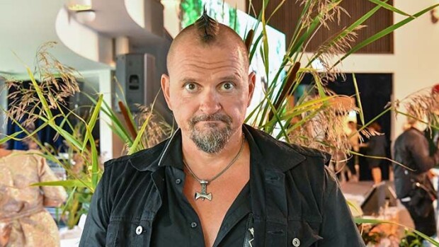 Tähän ei joka mies pysty! Klamydian Vesku Jokinen hämmästyttää voimistelullaan - kuva vesku jokinen