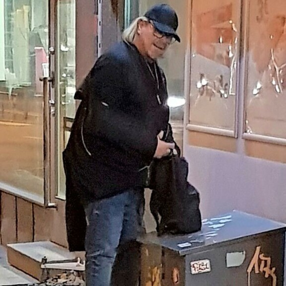 Silminnäkijän mukaan Henry Saari livahti urheiluravintolasta ulos, jolloin hänen kerrotaan kohdanneen paikalle hälytetyt poliisit. Silminnäkijän mukaan Henry Saari livahti urheiluravintolasta ulos, jolloin hänen kerrotaan kohdanneen paikalle hälytetyt poliisit.