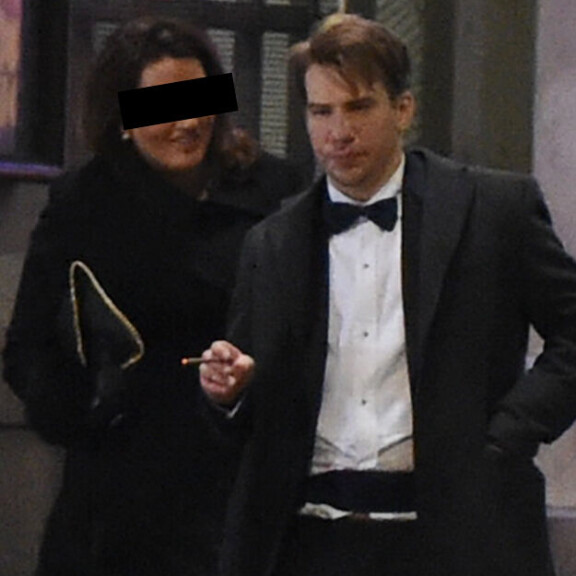 Aku Hirviniemi lähti Luokkakokous-bileistä vieraan naisen matkaan - paparazzikuva!