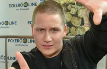 Seksuaalirikoksesta tuomittu Nikke Ankara poseeraa TIS-tähden kanssa: "Tuhmeliinit"