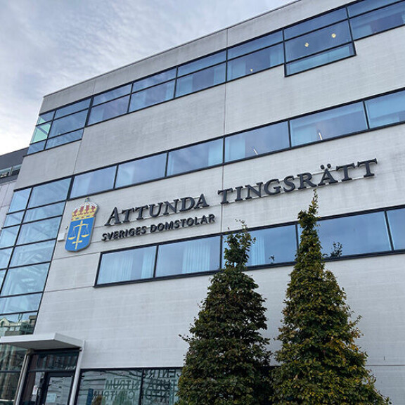 Asiaa käsiteltiin Attundan käräjäoikeudessa. Ruotsin lain mukaan oikeussalissa ei saa kuvata. attunda tingsrätt