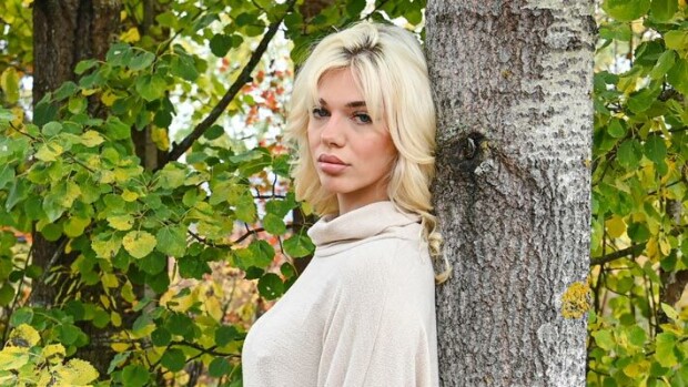 Jade Nyström ensimmäisestä kerrastaan yöelämässä silikonioperaation jälkeen: ”Hoin koko ajan kaikille, että tissini tippuvat” Jade Nyström