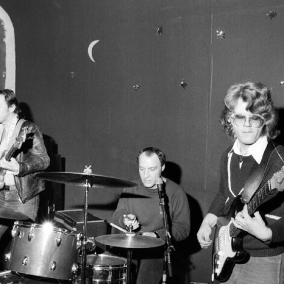 Hurriganes perustettiin vuonna 1971. Remu oli bändin johtaja, rumpali ja solisti. Hurriganes perustettiin vuonna 1971. Remu oli bändin johtaja, rumpali ja solisti.