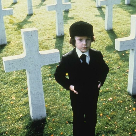 Ennustuksessa kuultava pahaenteinen kappale Ave Satani on legendaarisen säveltäjä Jerry Goldsmithin käsialaa. Hän voitti elokuvasta parhaan musiikin Oscarin. The Omen
