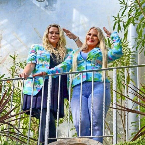 Anne-Mari ja Anna-Kaisa olivat tuttu ja mieleenpainuva kaksikko pääkaupunkiseudun yöelämässä. – Meillä oli kummallakin ylipolven menevät nahkasaappaat, valkoiset villakangastakit, ja blondit hiukset, kaksikko nauraa. Anne-Mari ja Anna-Kaisa olivat tuttu ja mieleenpainuva kaksikko pääkaupunkiseudun yöelämässä. – Meillä oli kummallakin ylipolven menevät nahkasaappaat, valkoiset villakangastakit, ja blondit hiukset, kaksikko nauraa.