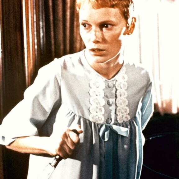 Roman Polanski ohjasi rooliasussaan raskaana olleen Mia Farrow'n ylittämään ruuhkaisan New Yorkin kadun keskeltä liikennettä. Hän perusteli asian niin, ettei kukaan aja raskaana olevan yli. Kohtaus on elokuvassa. Rosemary