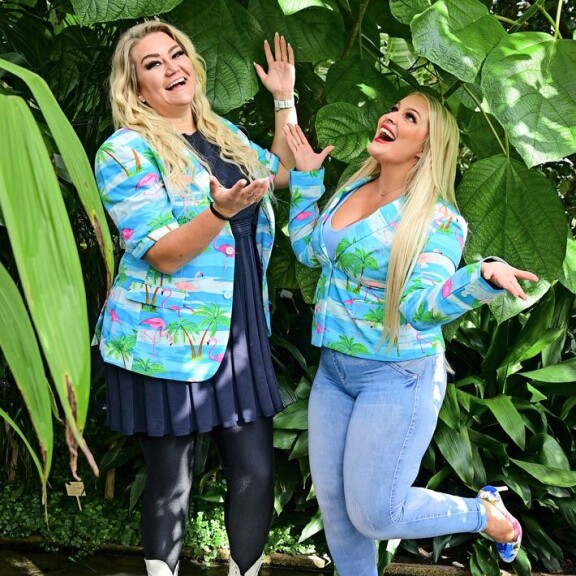 Matka floppaa -podcastin tähdet eivät pelänneet heittäytyä Seiskan kuvauksissa, jotka pidettiin teemaan sopivasti trooppisissa oltavissa Helsingin Talvipuutarhassa. Matka floppaa -podcastin tähdet eivät pelänneet heittäytyä Seiskan kuvauksissa, jotka pidettiin teemaan sopivasti trooppisissa oltavissa Helsingin Talvipuutarhassa.