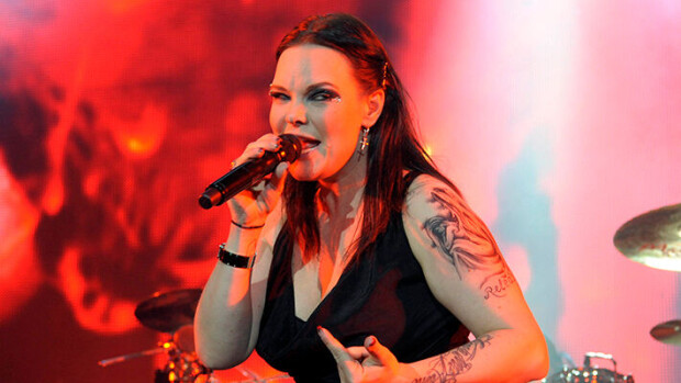 Ex-Nightwish-tähti Anette Olzon iloitsee uudesta työpaikasta – fiilistelee farkuissa ja lenkkareissaan päivätyöstään: ”Olen niin kiitollinen” Anette Olzon