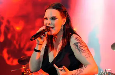 Ex-Nightwish-tähti Anette Olzon iloitsee uudesta työpaikasta – fiilistelee farkuissa ja lenkkareissaan päivätyöstään: ”Olen niin kiitollinen”