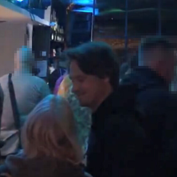 Roope hymyili maireana Evelinalle. Roope Salminen ja Evelina