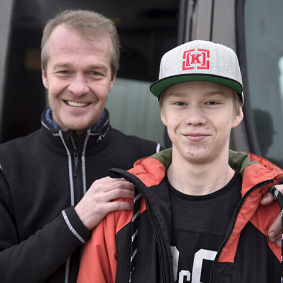 Harri Rovanperä on syystäkin 'helkkarin ylpeä' pojastaan, MM-voittaja Kalle Rovanperästä. Harri Rovanperä on syystäkin 'helkkarin ylpeä' pojastaan, MM-voittaja Kallesta.