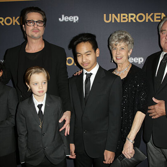 Brad Pitt raahasi puoli perhettä ensi-iltaan!