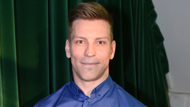 Nykyään raivoraitis Antti Holma vietti ennen kolmen päivän pikkujoulubileitä! Nykyään raivoraitis Antti Holma vietti ennen kolmen päivän pikkujoulubileitä!