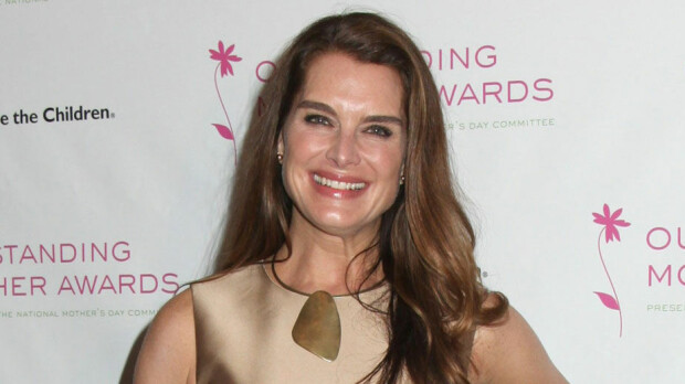 Mitä ihmettä?! Näyttelijä Brooke Shields väänsi naamansa ihmeelliseen asentoon - pystyisitkö samaan?