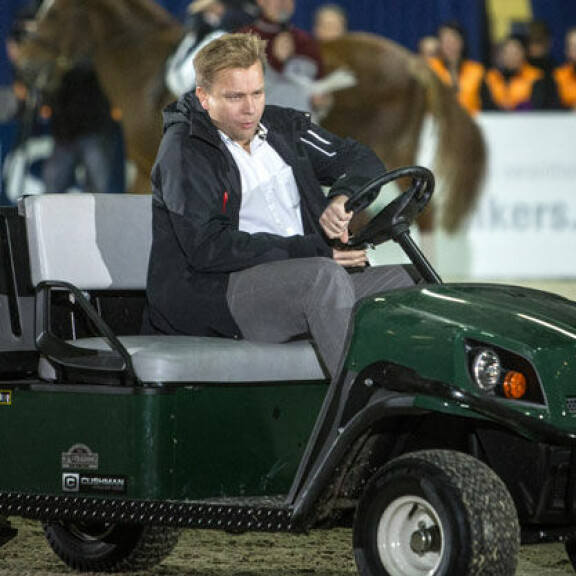 Hups, Marko Björs ajoi laitaa päin jäähallissa - katso kuva!