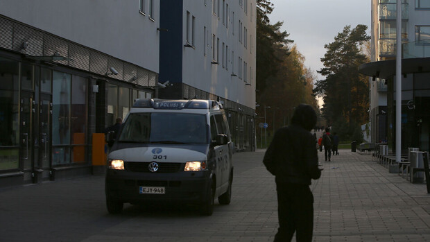Seiska löysi Helsingin katujengin pomon: juoksi pusikkoon karkuun – kuva! Seiska löysi Helsingin katujengin pomon: juoksi pusikkoon karkuun – kuva!
