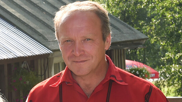 Kansanedustaja Teuvo Hakkarainen virallisti suhteensa 17-vuotiaan kanssa! Kansanedustaja Teuvo Hakkarainen virallisti suhteensa 17-vuotiaan kanssa!