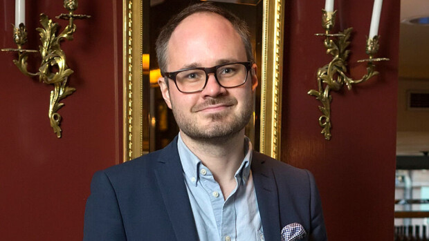 Tuomas Enbuske pölli vuokraemäntänsä lakanat - mehukas sotku! Tuomas Enbuske pölli vuokraemäntänsä lakanat - mehukas sotku!