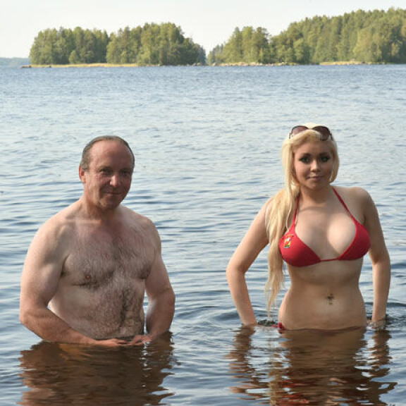 Mitäh?! Kansanedustaja Teuvo Hakkarainen hyppäsi naku-uinnille povipommin kanssa - kuva!