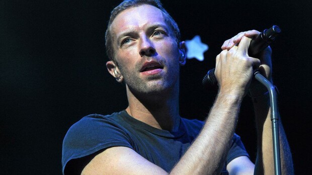 Salaperäinen alien ilmestyi Tuomiokirkolle – tuleeko Coldplay Suomeen?