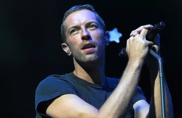 Salaperäinen alien ilmestyi Tuomiokirkolle – tuleeko Coldplay Suomeen?