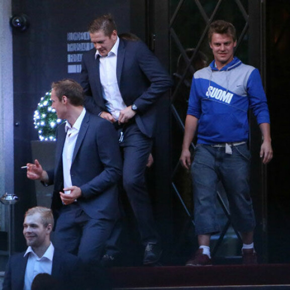 Leijonien kosteat hopeajuhlat Minskissä: shotteja, villiä biletystä ja sepaluskämmi - katso!