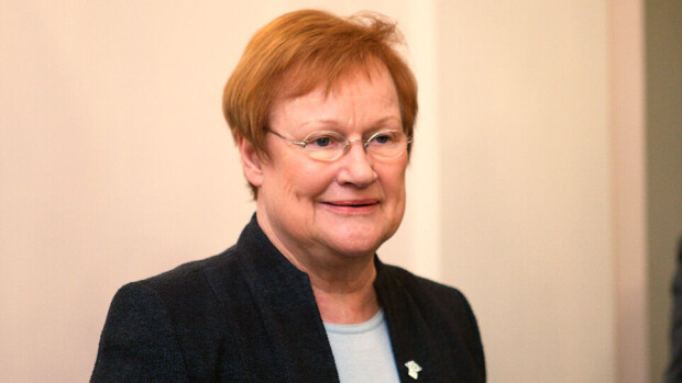 Tarja Halonen linkutti ja kiukutteli lentokentällä – kuva! Tarja Halonen linkutti ja kiukutteli lentokentällä – kuva!