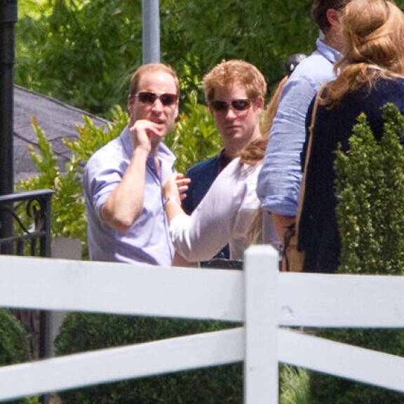 Prinssit William ja Harry bongattiin turistirysässä - kuvat!