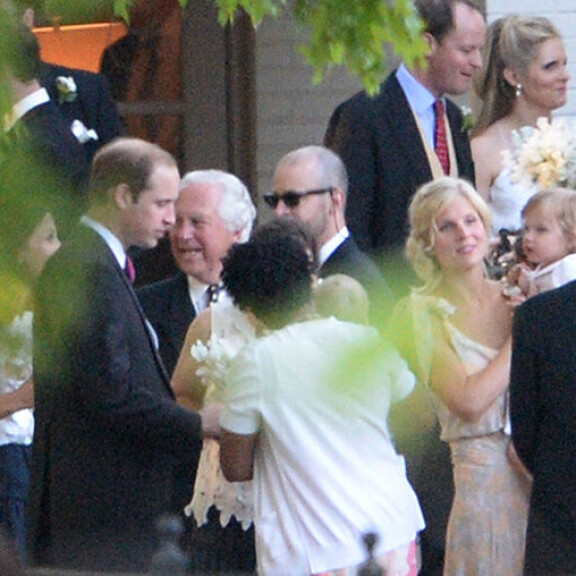 Prinssit William ja Harry seurapiirihäissä - kuvat!