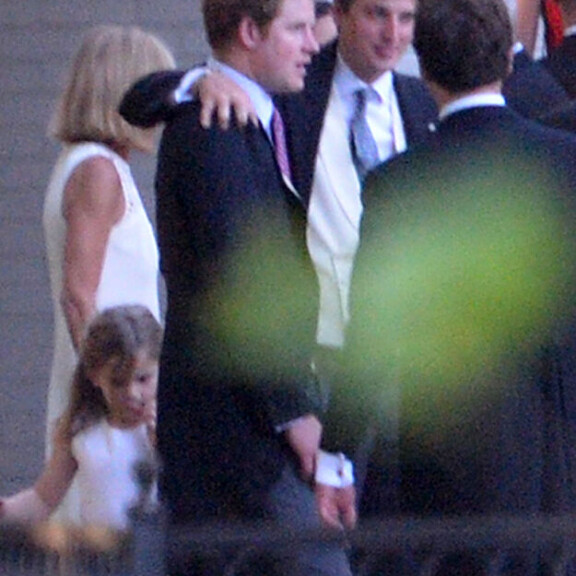 Prinssit William ja Harry seurapiirihäissä - kuvat!
