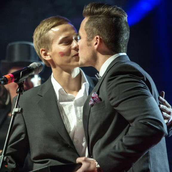 Täällä asuvat Salkkari-Ronny ja Linda-rakas - kuva! Roony Roslöf ja Petteri Paavola pussaavat QX Gay -gaalassa