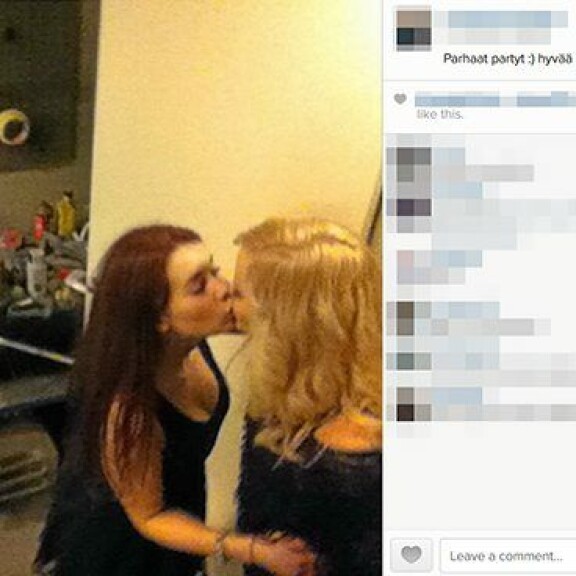 Oho, Salkkari-kaunotar pussailee naisen kanssa - kuva!