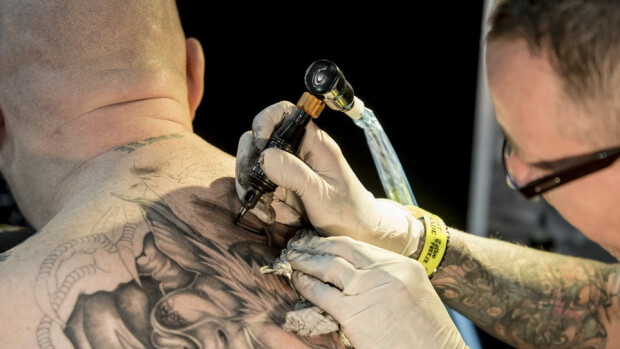 Mitääh, mies tatuoi pikaruokalan kuitin käsivarteensa - kuva! Mitääh, mies tatuoi pikaruokalan kuitin käsivarteensa - kuva!