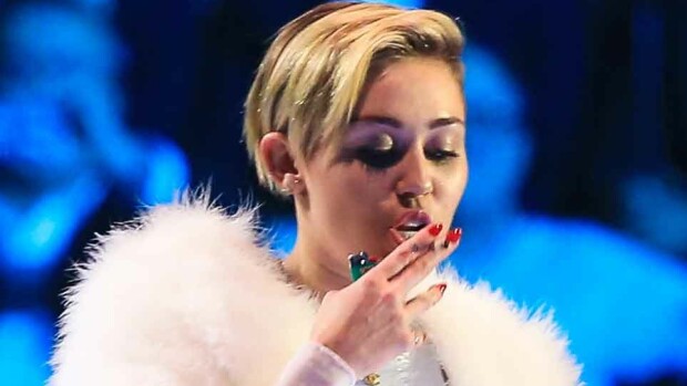 Miley Cyrus rikkoi taas uusia rajoja! Miley Cyrus rikkoi taas uusia rajoja!