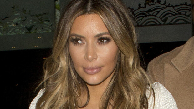 No jo on taas kaula-aukko, Kim Kardashian! No jo on taas kaula-aukko, Kim Kardashian!