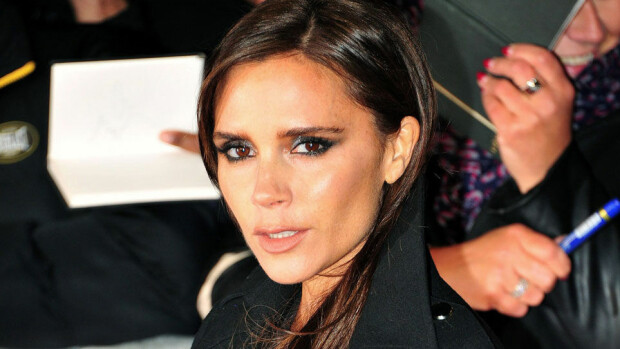 Mitä ihmettä Victoria Beckhamilla on työpöytänsä alla?! Katso kuva! Mitä ihmettä Victoria Beckhamilla on työpöytänsä alla?! Katso kuva!