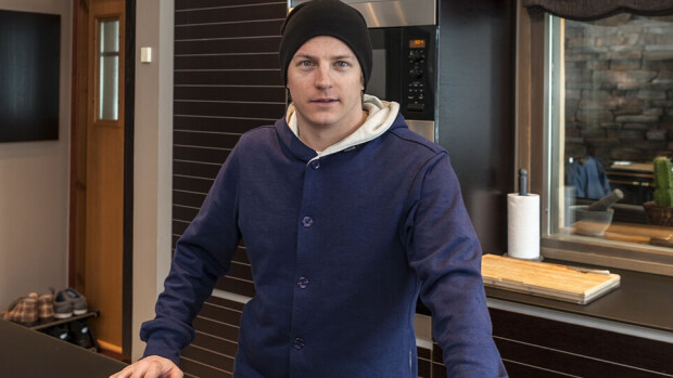 Kimi Räikkösen kesäbiletys jatkuu - sylitanssi miehelle! Kimi Räikkösen kesäbiletys jatkuu - sylitanssi miehelle!