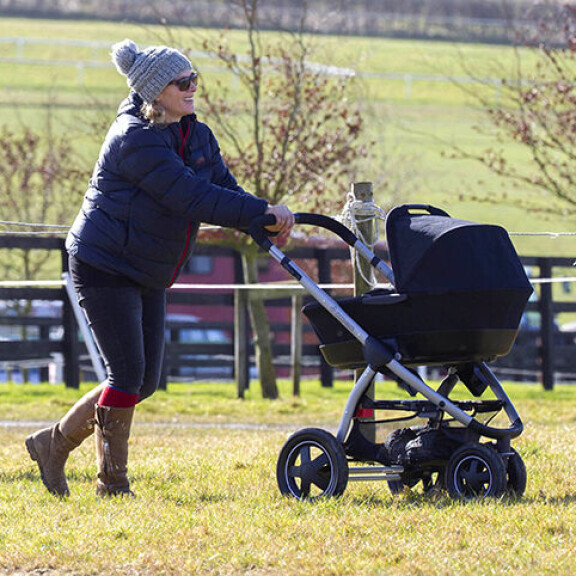 Kuningatar yllättyi: Zara Phillips tienasi vauvansa kuvilla - katso!