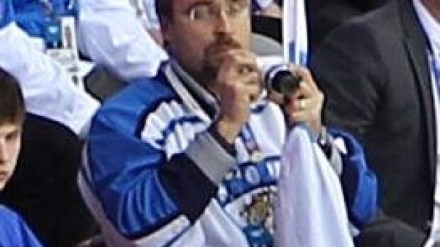 Teemu Selänteen lähipiiri hurrasi katsomossa Teemu Selänteen lähipiiri hurrasi katsomossa