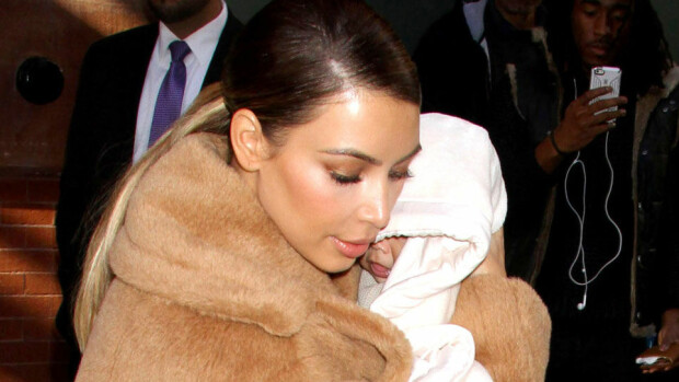 Kim Kardashianin vauva hukkuu muotitalojen söpöihin lahjoihin - katso kuvat! Kim Kardashianin vauva hukkuu muotitalojen söpöihin lahjoihin - katso kuvat!