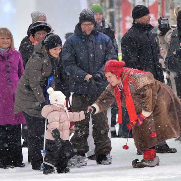 Pikku-Estelle edusti iloisena Uumajassa - katso kuvat!