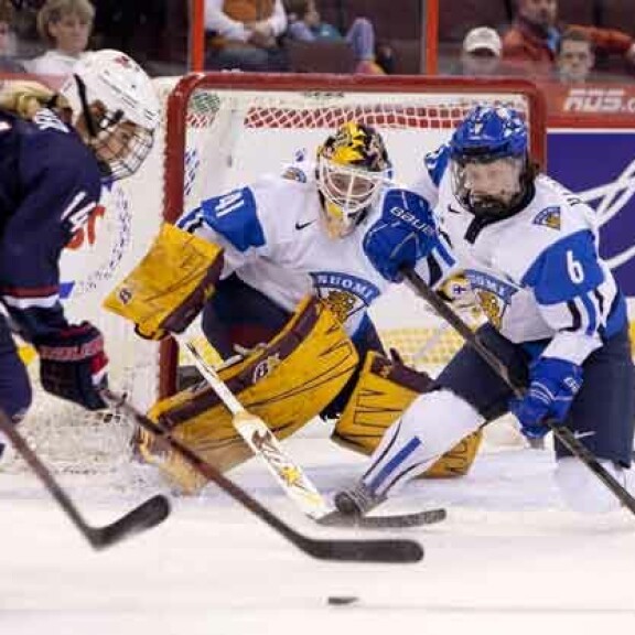 Naisleijonien tähtimaalivahti Noora Räty: Suomesta puuttuu kannattajakulttuuri!