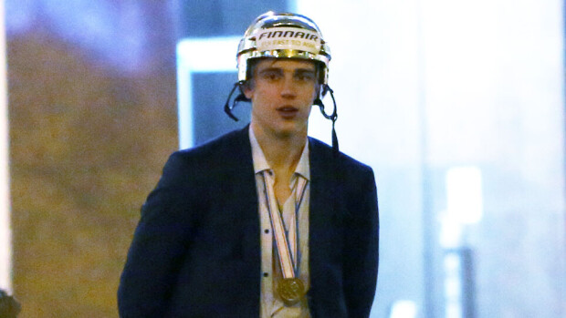 Leijonasankari Ristolainen poistui jatkoilta söpön blondin kanssa - kuvat! Leijonasankari Ristolainen poistui jatkoilta söpön blondin kanssa - kuvat!