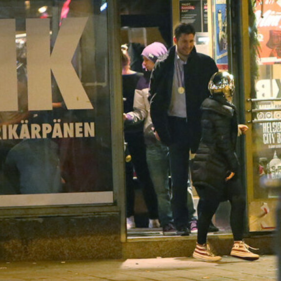 Tämä pikkuleijona vaihtoi kultakypäränsä kaljapulloon - kuvat!