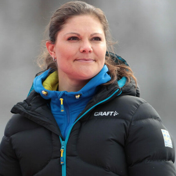 Pikku-Estelle riehakkaana laskettelurinteessä - Victorialla jalka paketissa!