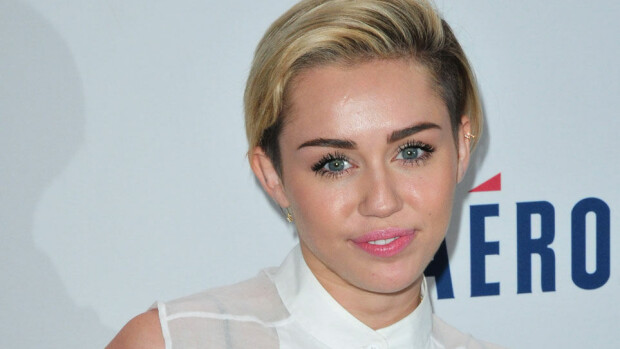 Miley nuoleskeli huippumalli-Caraa - kuva! Miley nuoleskeli huippumalli-Caraa - kuva!